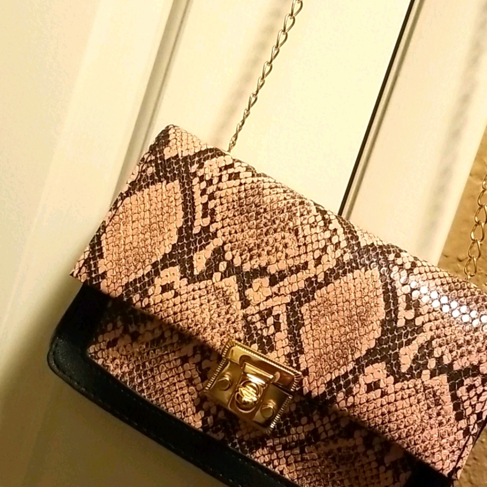 ♀️ NEW Pink snakeskin purse with gold hardware